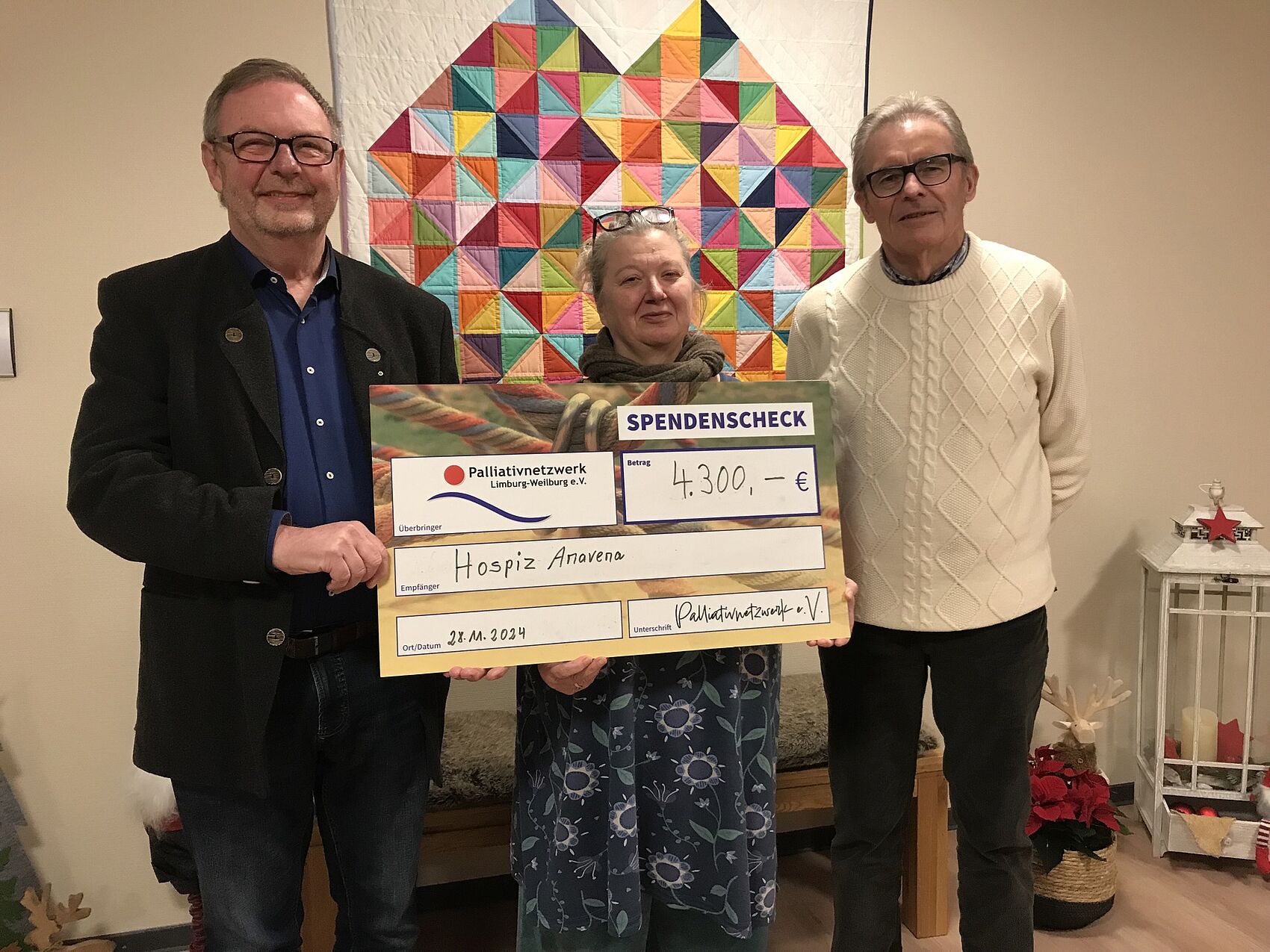 Peter Jefremow und Erhard Becker vom Palliativnetzwerk Limburg-Weilburg e.V. übergeben eine Spende an Hospizleiterin Christiane Stahl.