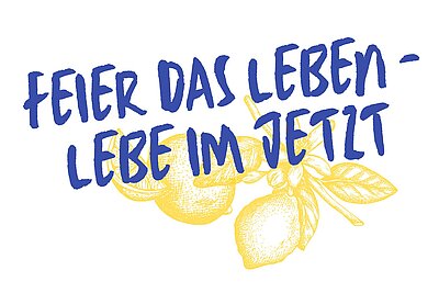 In blauen Großbuchstaben steht: "Feier das Leben - Lebe im Jetzt". Dahinter sieht man gezeichnete Zitronen komplett in Gelb.