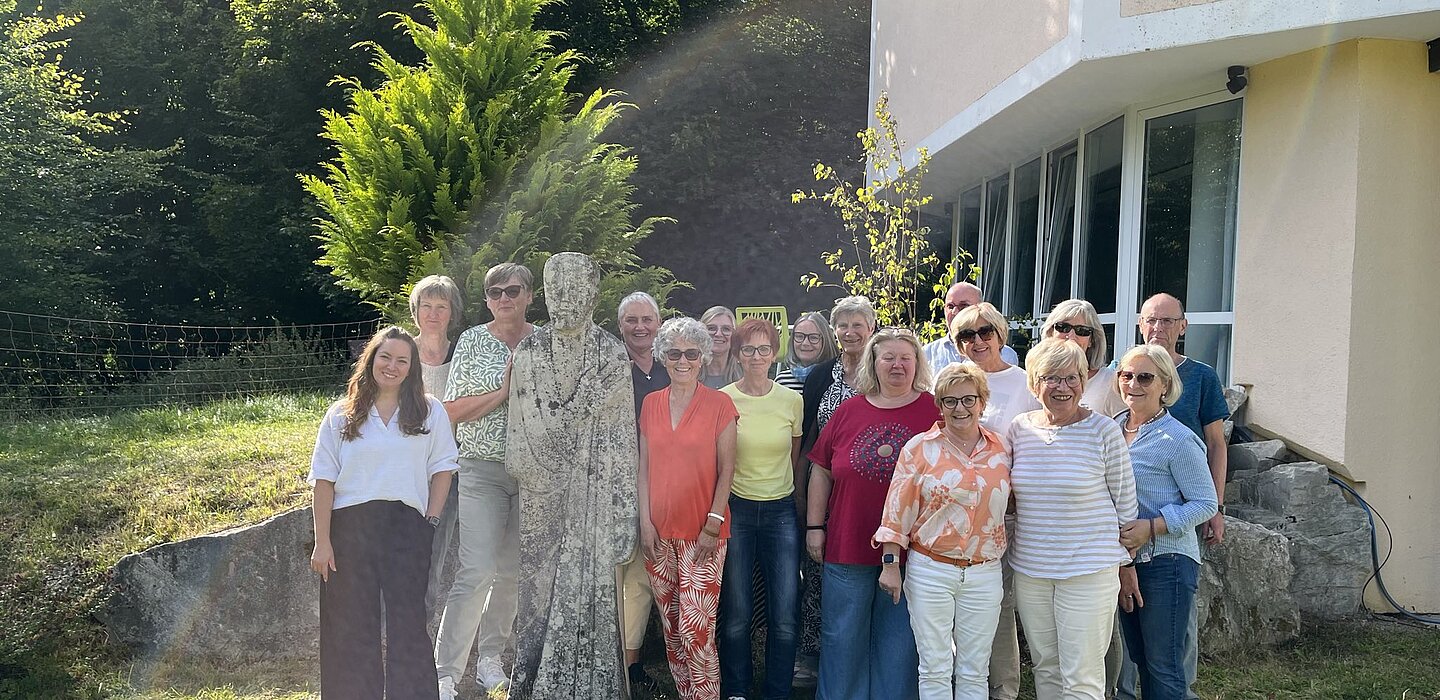 Gruppenfoto des Teams der ehrenamtlichen Hospizbegleiterinnen und Hospizbegleiter des ANAVENA beim Seminarwochenende.