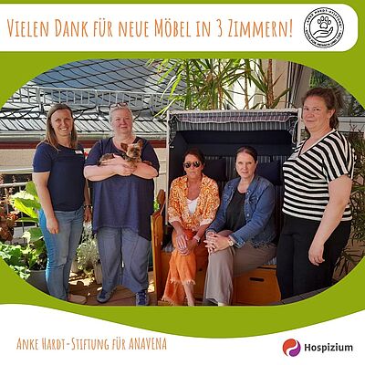 5 Damen stehen rund um einen Strandkorb. Es handelt sich dabei um 2 Vertreterinnen der Anke-Hardt-Stiftung sowie 3 Mitarbeiterinnen des Hospizes.