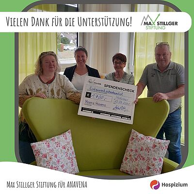 Zwei Vertreter der Stillger-Stiftung übergeben im Hospiz ANAVENA den symbolischen Spendenscheck.