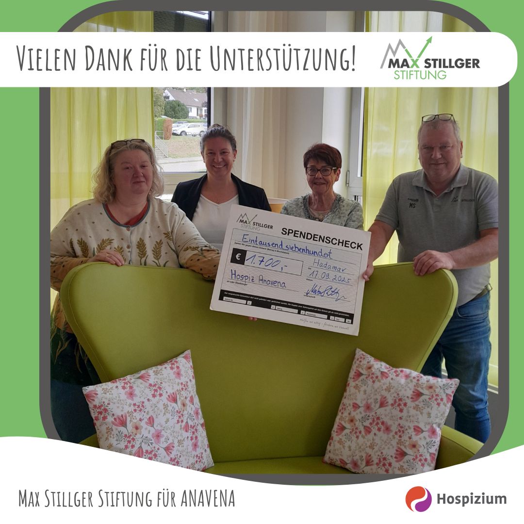 Zwei Vertreter der Stillger-Stiftung übergeben im Hospiz ANAVENA den symbolischen Spendenscheck.